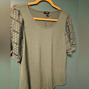 Blouse with sleeve detail